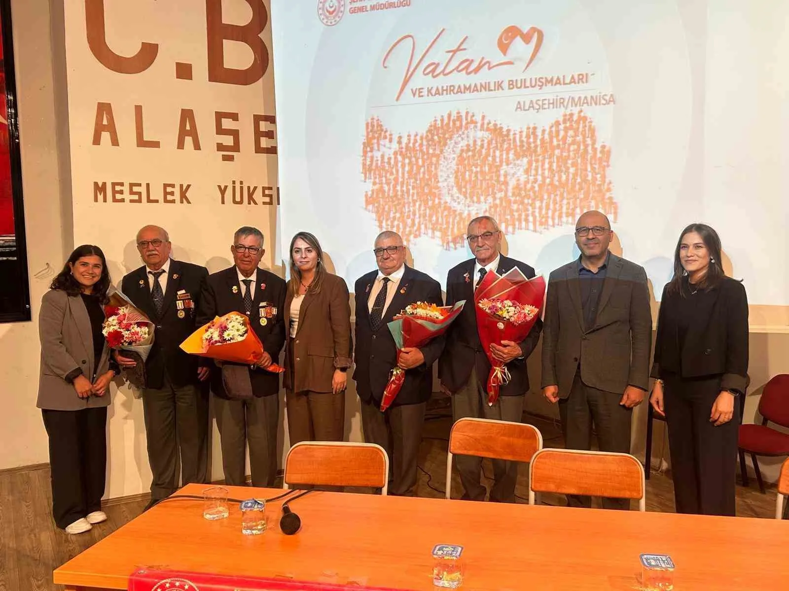 Manisa’nın Alaşehir ilçesinde, 29 Ekim Cumhuriyet Bayramı kutlamaları kapsamında gaziler,