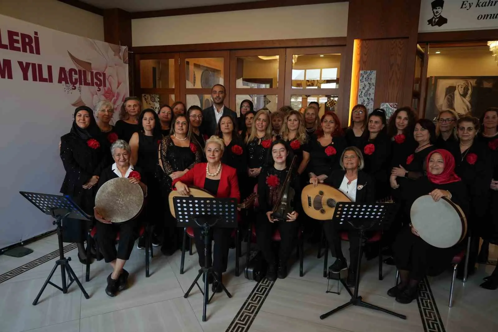 Her yıl binlerce kadını el sanatları ve meslek edindirme kurslarıyla