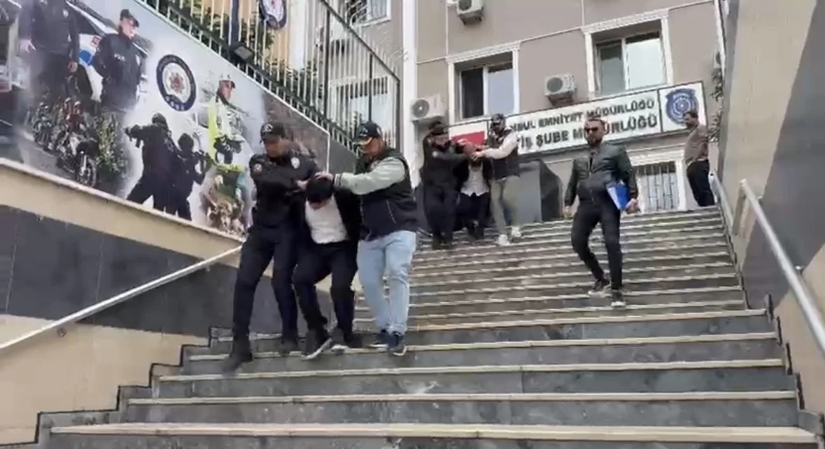 İstanbul Gaziosmanpaşa’da altın bozdurma bahanesiyle kuyumcuya giren şüpheliler iş yeri