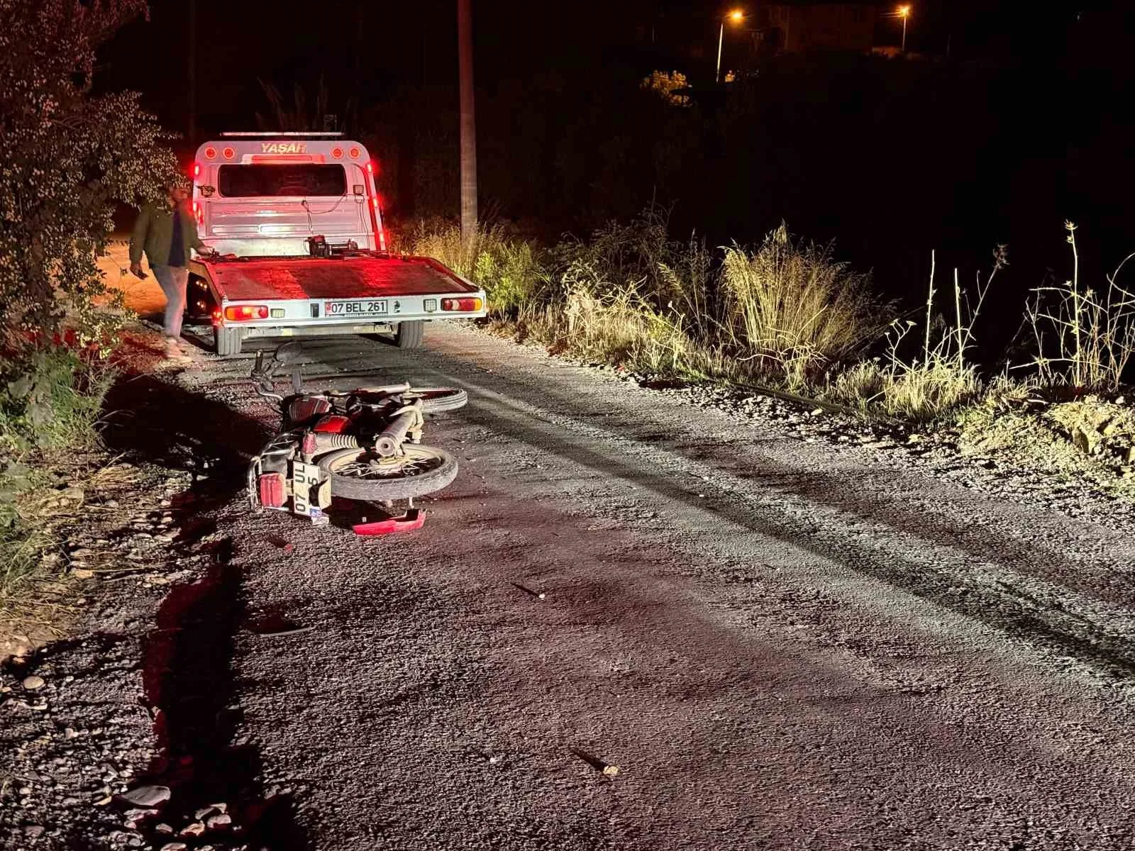 Antalya’nın Gazipaşa ilçesinde devrilen motosikletin sürücüsü yaralandı. Tedavi için hastaneye