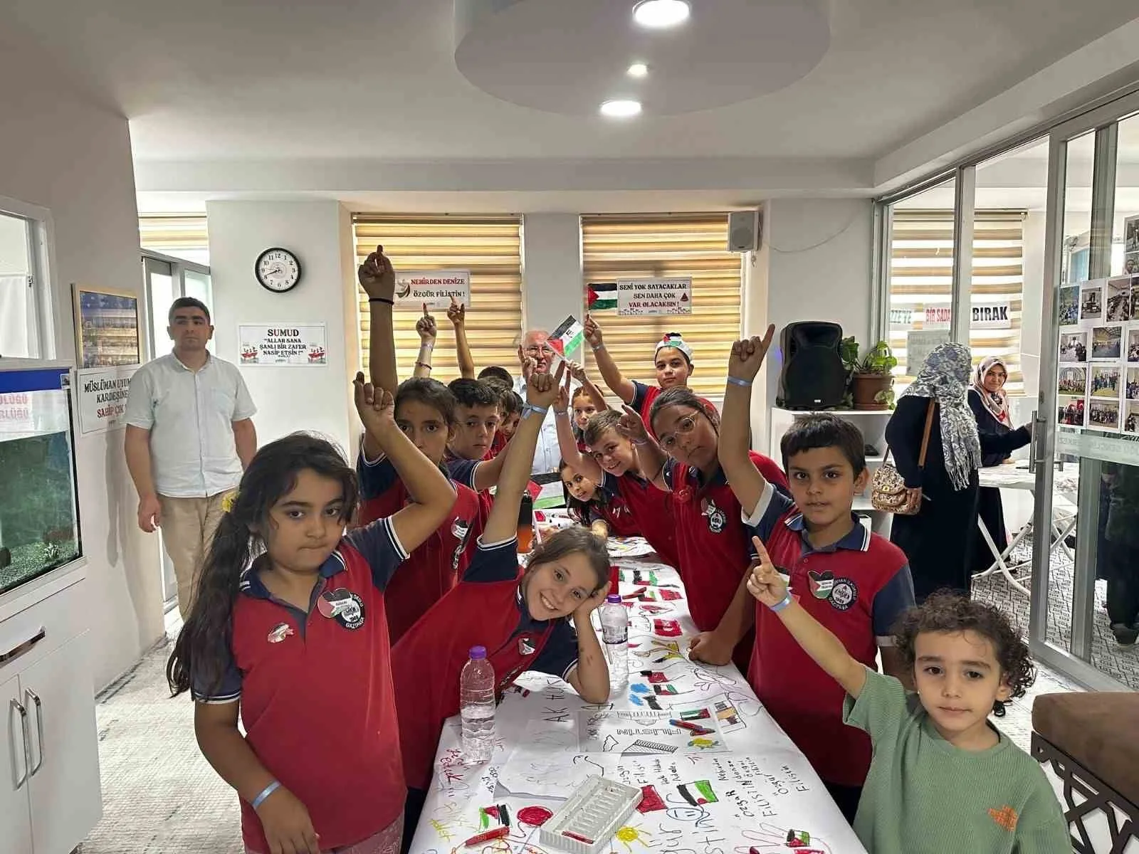 Antalya’nın Gazipaşa ilçesinde öğrenciler, Gazze’de hayatını kaybeden çocuklar için resimler