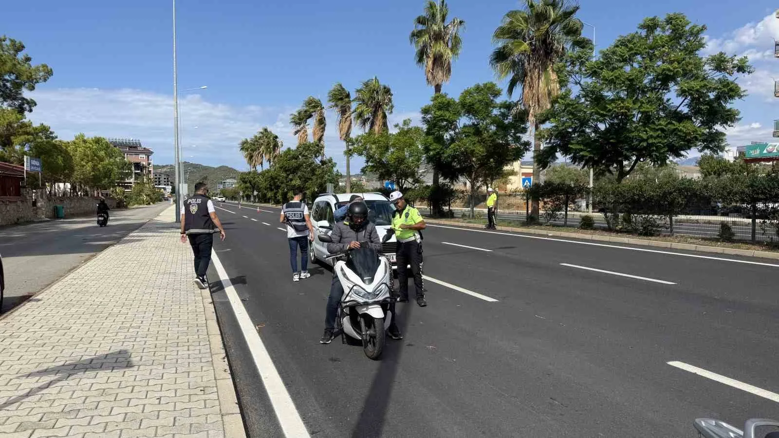 Antalya’nın Gazipaşa ilçesinde polis ekipleri tarafından trafik ve asayişe yönelik