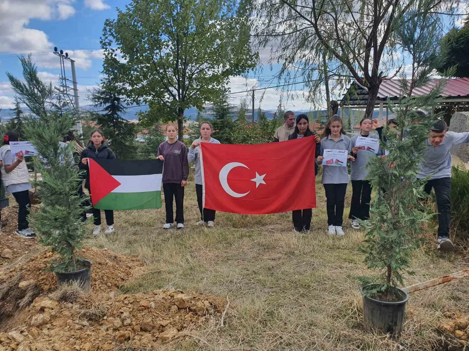 Afyonkarahisar’ın Sandıklı ilçesine bağlı Akharım Beldesi’nde Atatürk Ortaokulunda Gazze için
