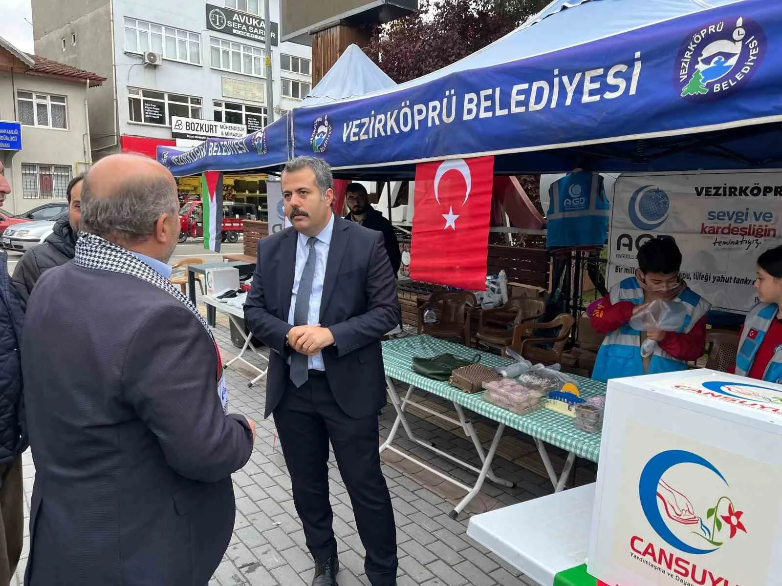 Samsun’un Vezirköprü ilçesinde, Gazze’ye destek olmak amacıyla “hayır çarşısı” kuruldu.