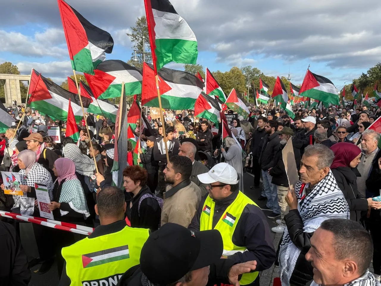 Almanya’nın başkenti Berlin’de yaklaşık 16 bin kişi ‘Gazze için Birlik’