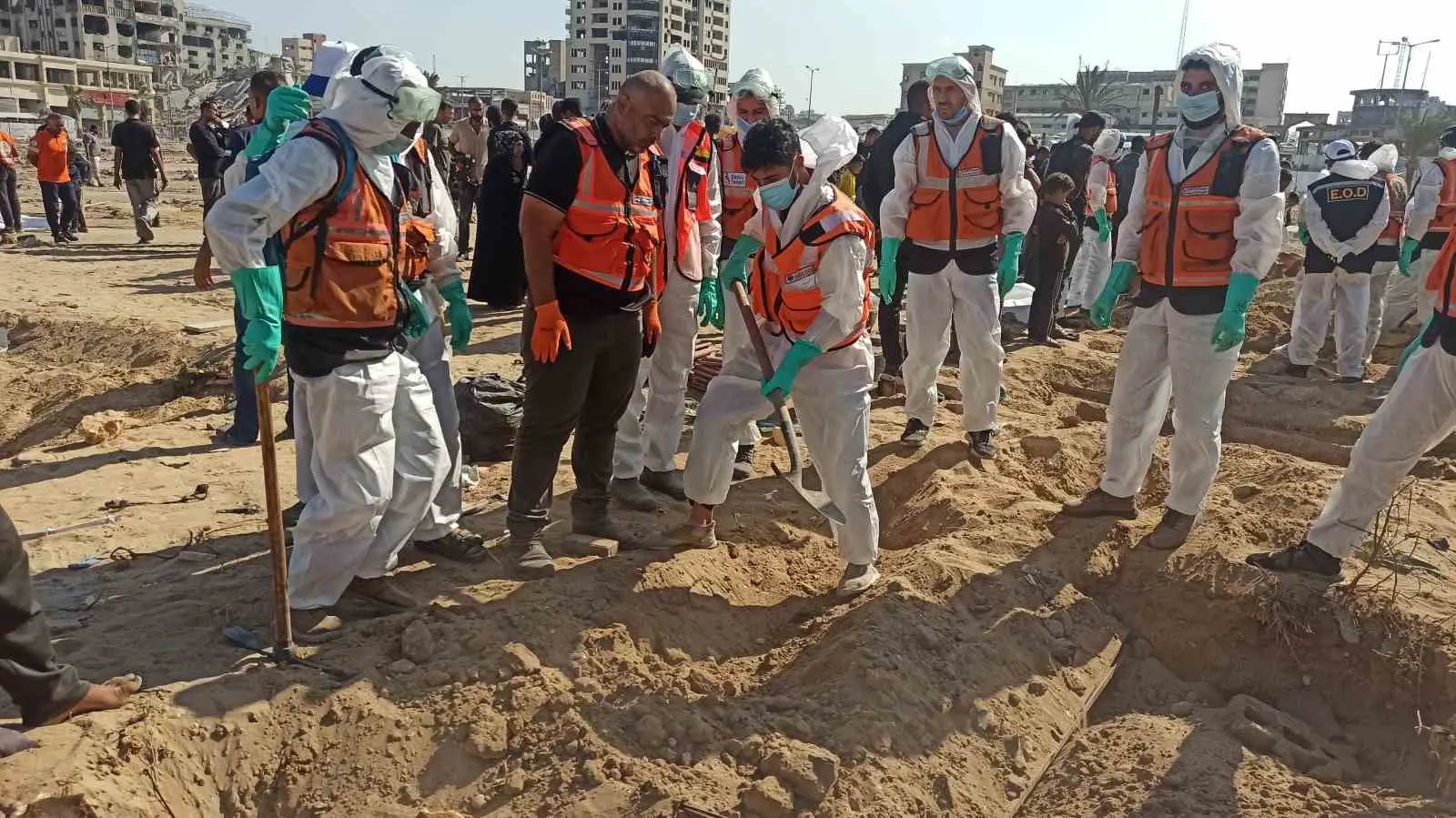 Gazze Şeridi’nde İsrail saldırıları nedeniyle toplu şekilde defnedilen 42 kişinin