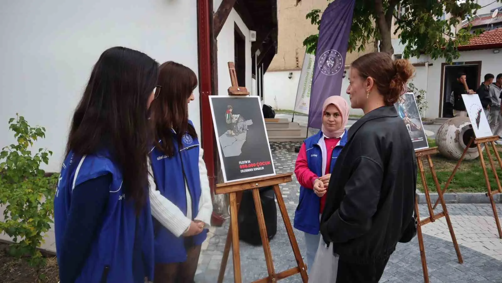 Afyonkarahisar’ın Şuhut ilçesinde açılan ’Gazze İçin Bir Umut’ isimli afiş