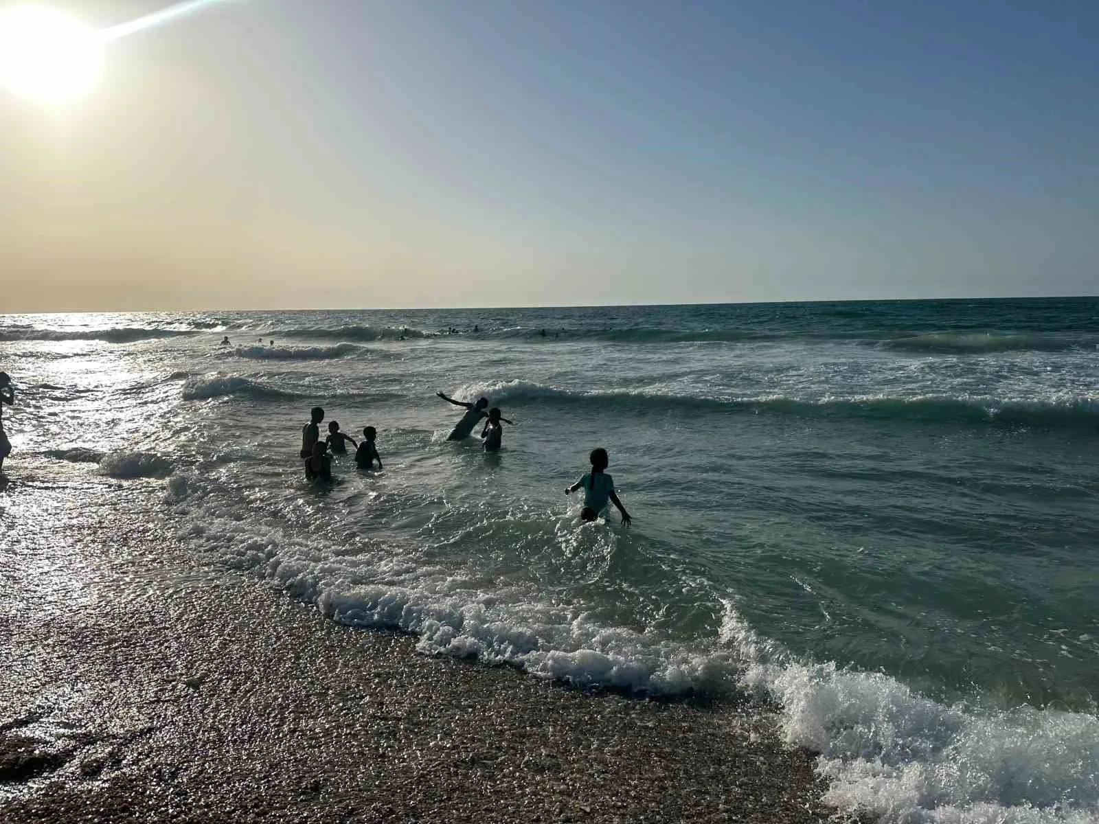 İsrail’in engellemelerine rağmen Gazzeli çocukların, insani yardım getirecek aktivistleri sahilde