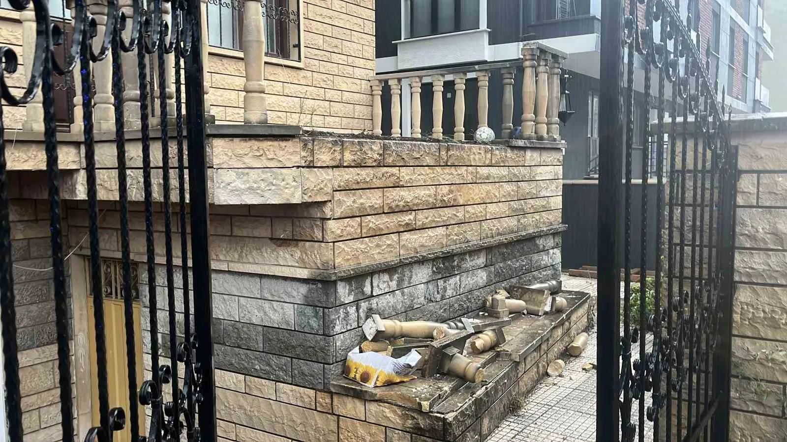 Kocaeli’nin Gebze ilçesinde evine girmeye çalışan 14 yaşındaki çocuğun üzerine,