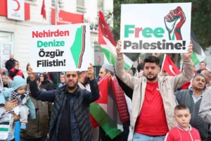 Gebze’de Gazze’ye destek amacıyla yürüyüş düzenlendi. Binlerce kişi, Filistin bayrakları