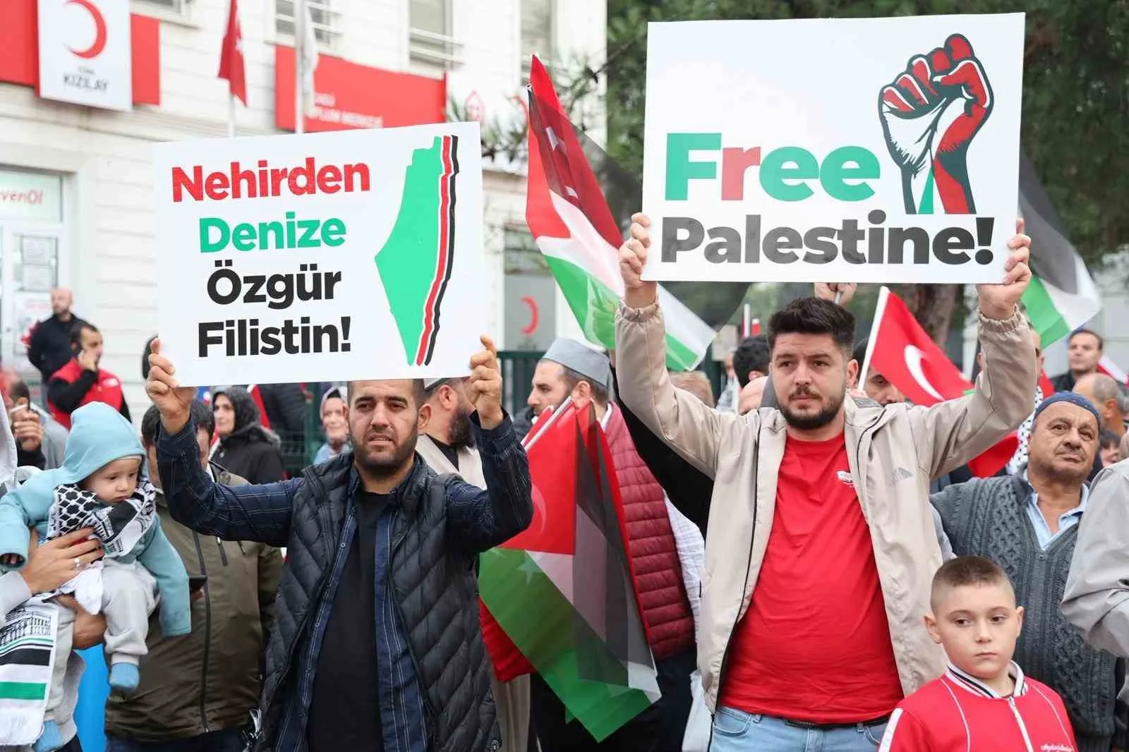 Gebze’de Gazze’ye destek amacıyla yürüyüş düzenlendi. Binlerce kişi, Filistin bayrakları