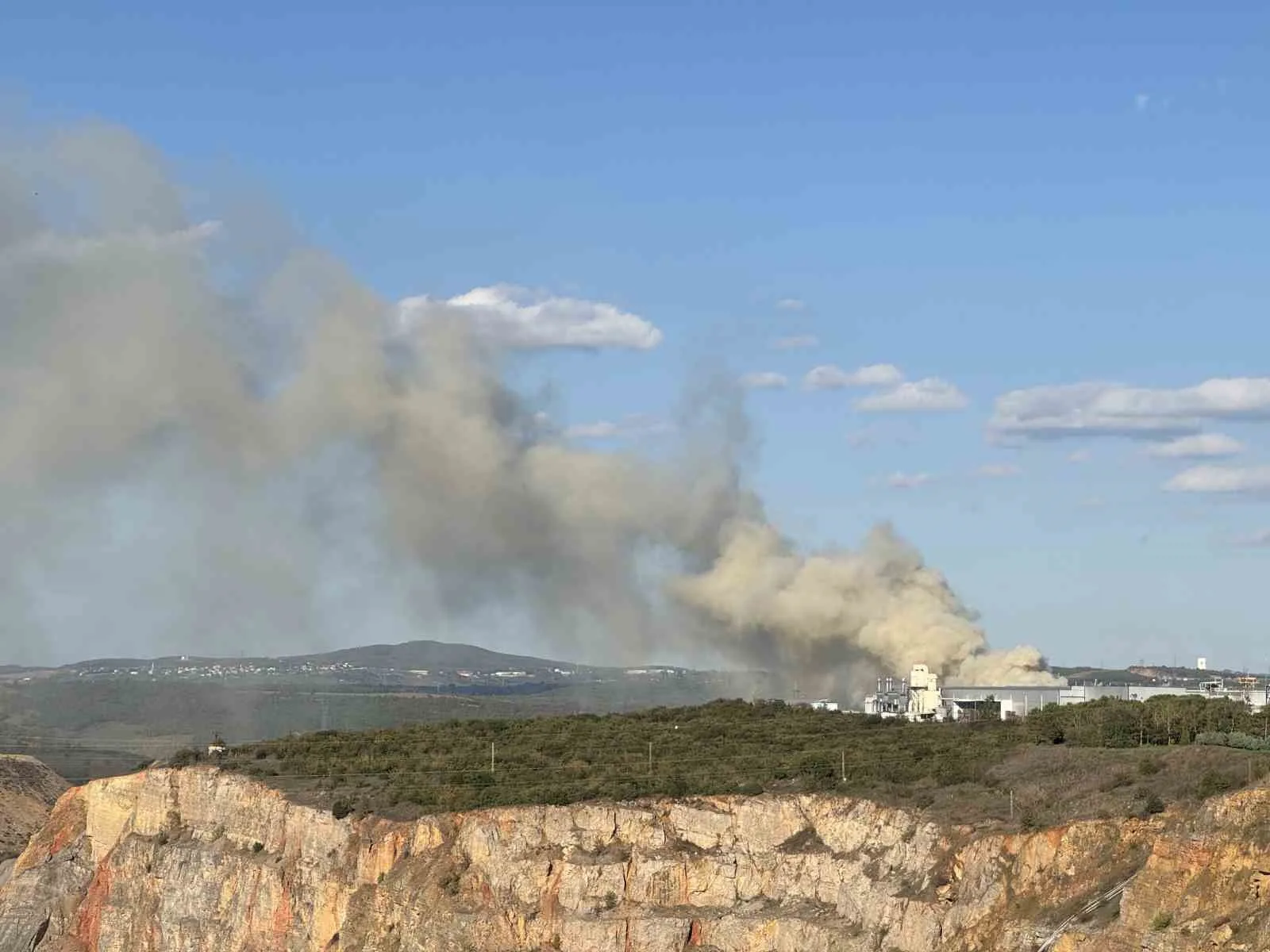 Kocaeli’nin Gebze ilçesinde bir fabrikanın bahçesinde çıkan yangın kontrol altına