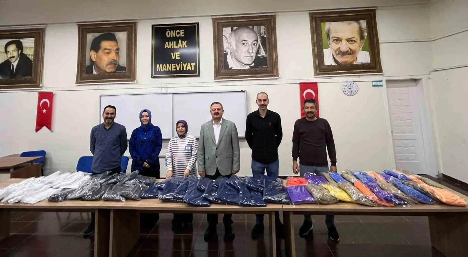 Kütahya’nın Gediz ilçesinde, Halk Eğitimi Merkezi kursiyerleri tarafından el emeğiyle