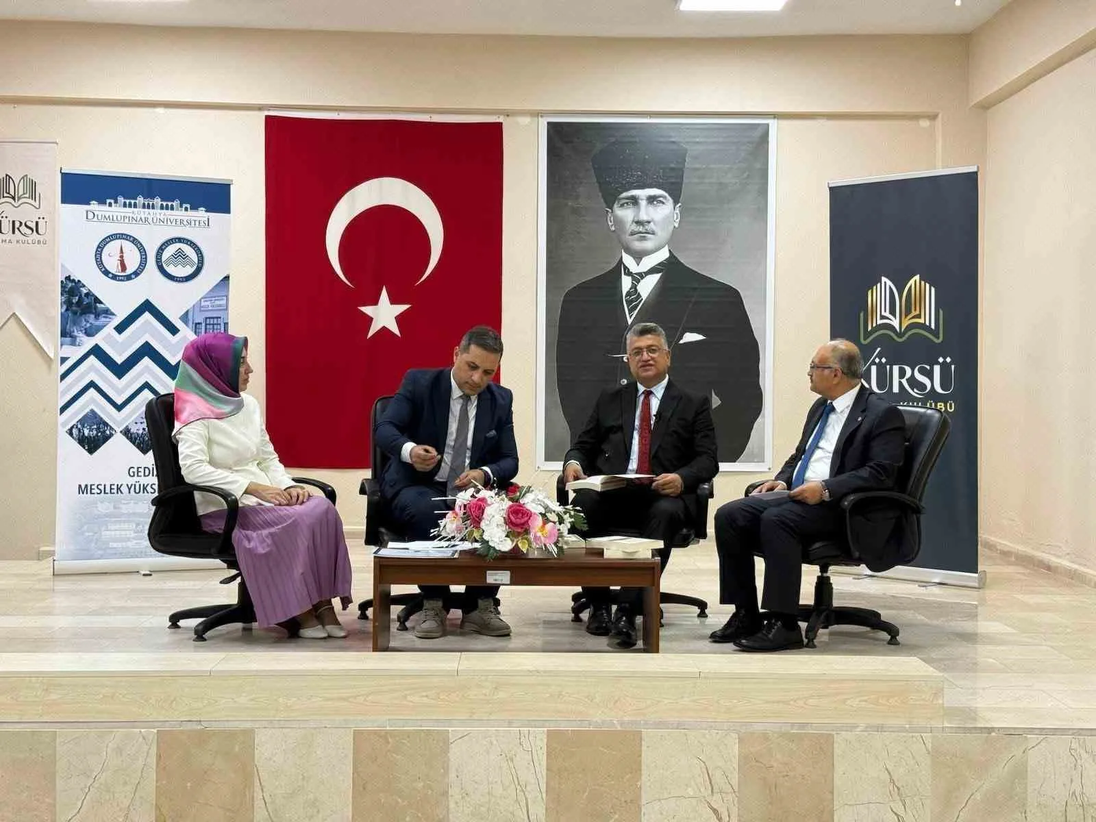 Gediz ilçesinde faaliyet gösteren Kürsü Okuma Kulübü, tarihe ve düşünceye