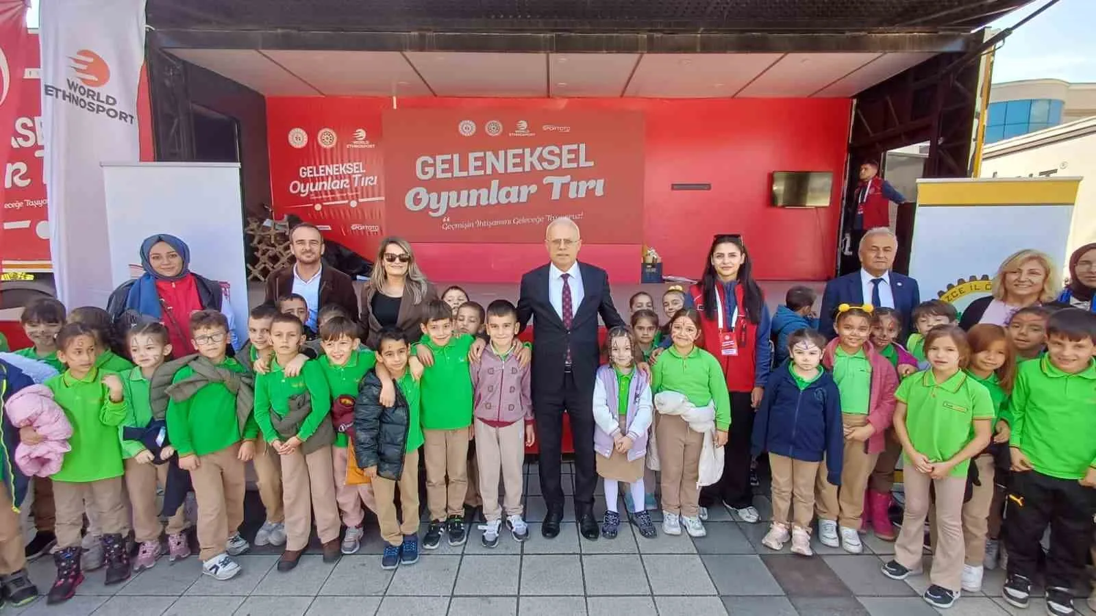 Geçmişin ihtişamını geleceğe taşıyan Geleneksel Oyunlar Tırı, Düzce’de öğrencilerle buluştu.