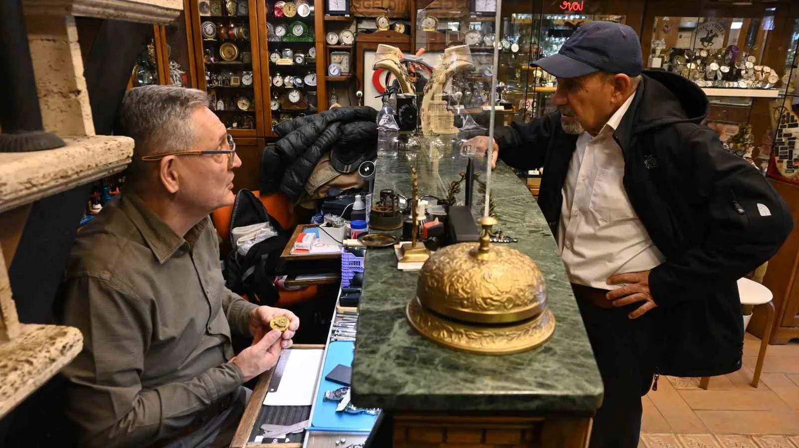 Eskişehir’de 1955 yılından bu yana baba mesleği olan saatçiliği sürdüren