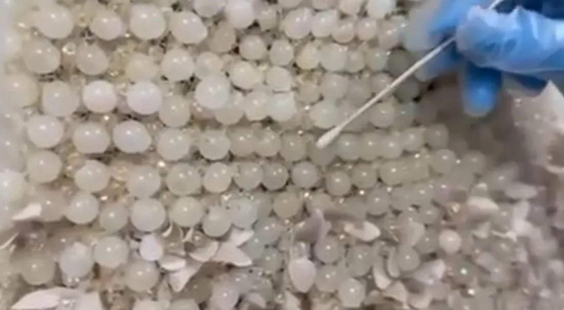 Kayseri’de jandarma ekipleri tarafından yapılan çalışmalarda iki gelinliğin üzerine boncuk