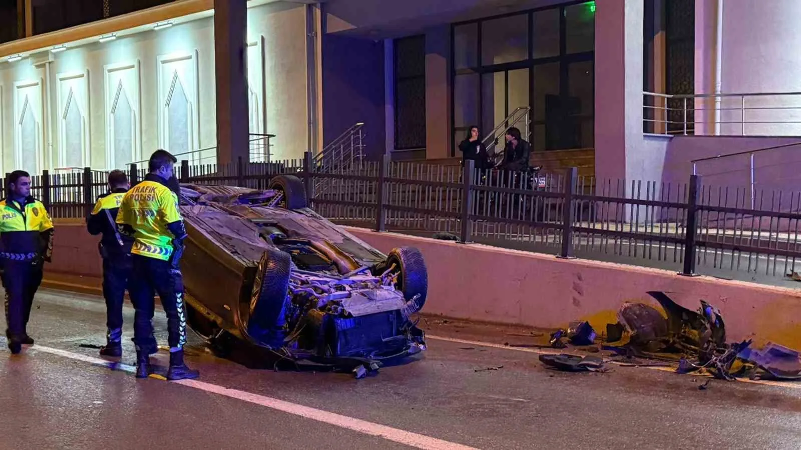 Bursa’nın Gemlik ilçesinde kontrolden çıkan otomobilin takla attığı kazada 3