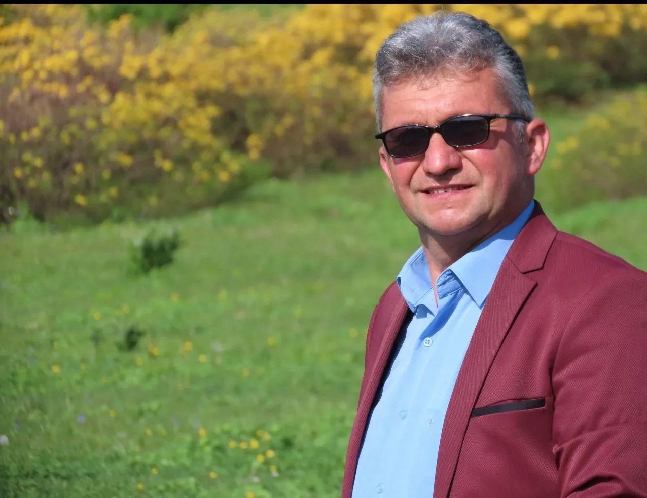 Bursa’nın Gemlik ilçesinde sahnede şarkı söylediği sırada kalp krizi geçiren