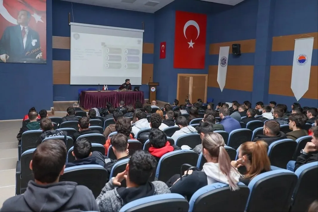 Sinop’ta yürütülen “Gençlik ve Güvenli Gelecek Projesi” kapsamında öğrencilere yönelik