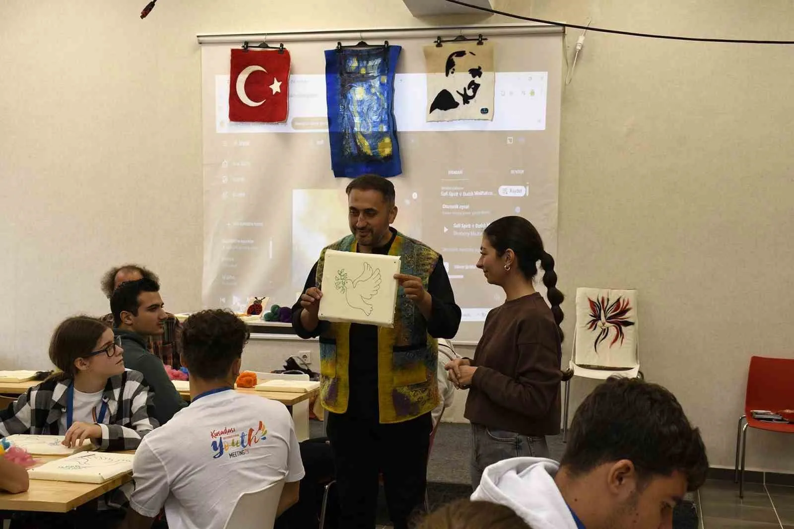 Kuşadası Belediyesi’nin ev sahipliğinde başlayan gençlik toplantısı 2’inci gününde keçe