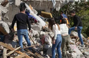 Kırıkkale’de düzenlenen deprem tatbikatında enkaz altında kalan kadının yakınlarını canlandıran