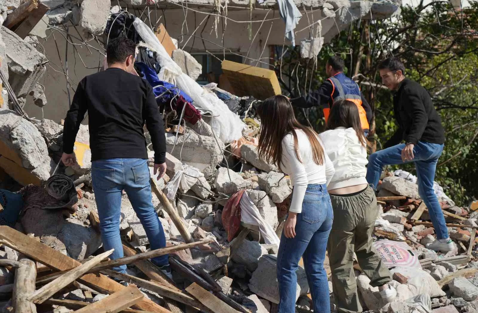 Kırıkkale’de düzenlenen deprem tatbikatında enkaz altında kalan kadının yakınlarını canlandıran