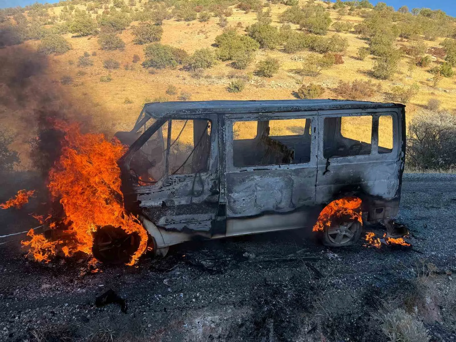 Batman’ın Gercüş ilçesinde seyir halindeyken yanan minibüsten geriye demir yığını