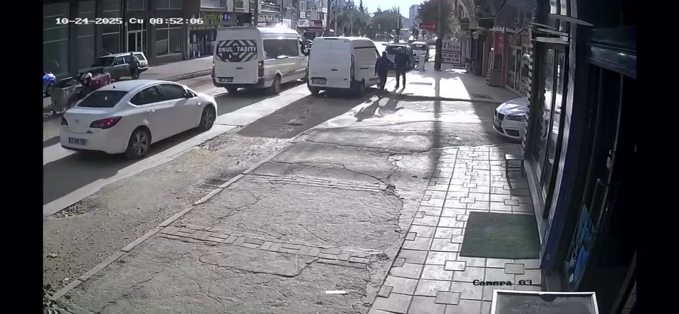 Bursa’nın Nilüfer ilçesinde, aracını park halinden çıkarmaya çalışan sürücü, cadde