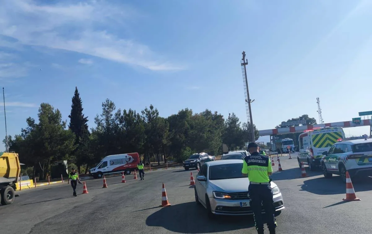 Aydın’ın Germencik ilçesinde otoyol gişelerinde havadan trafik denetimi uygulandı. Trafik