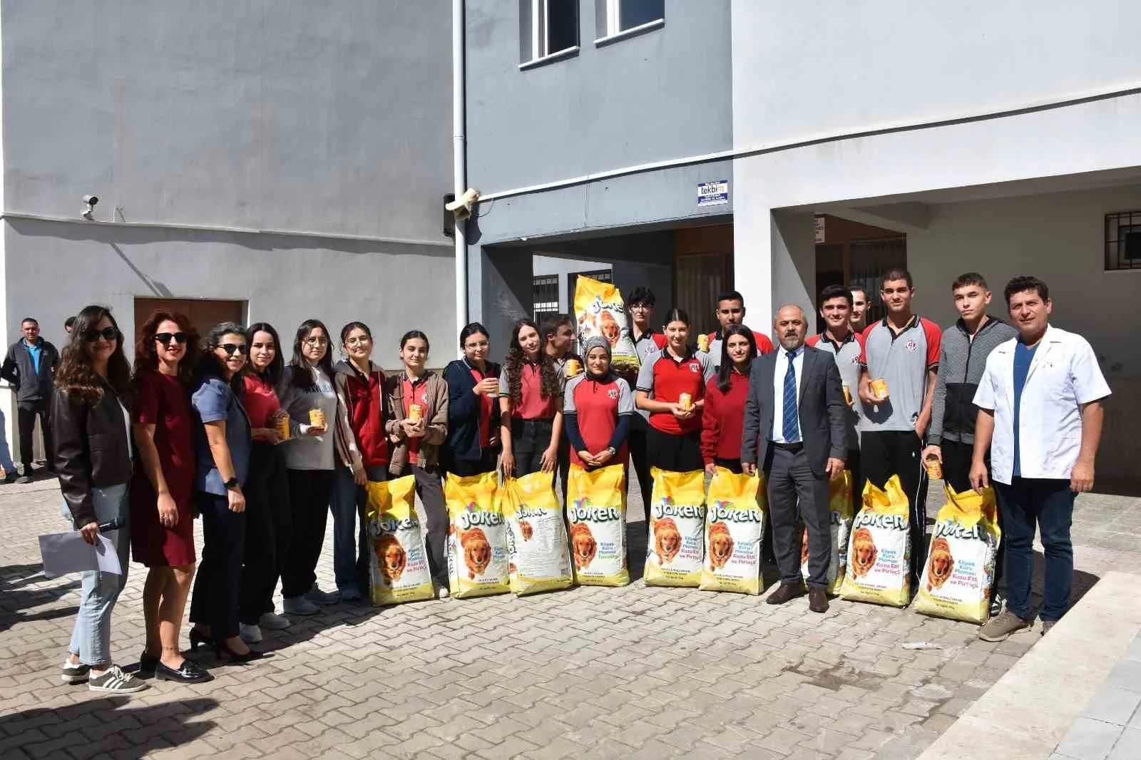 Aydın’ın Germencik ilçesinde lise öğrencileri, belediyenin Sokak Hayvanları Merkezi’ne mama