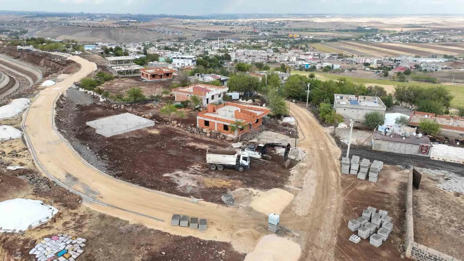 Diyarbakır Büyükşehir Belediyesi, 30 yıldan fazla süredir hizmet alamayan Geyiktepe