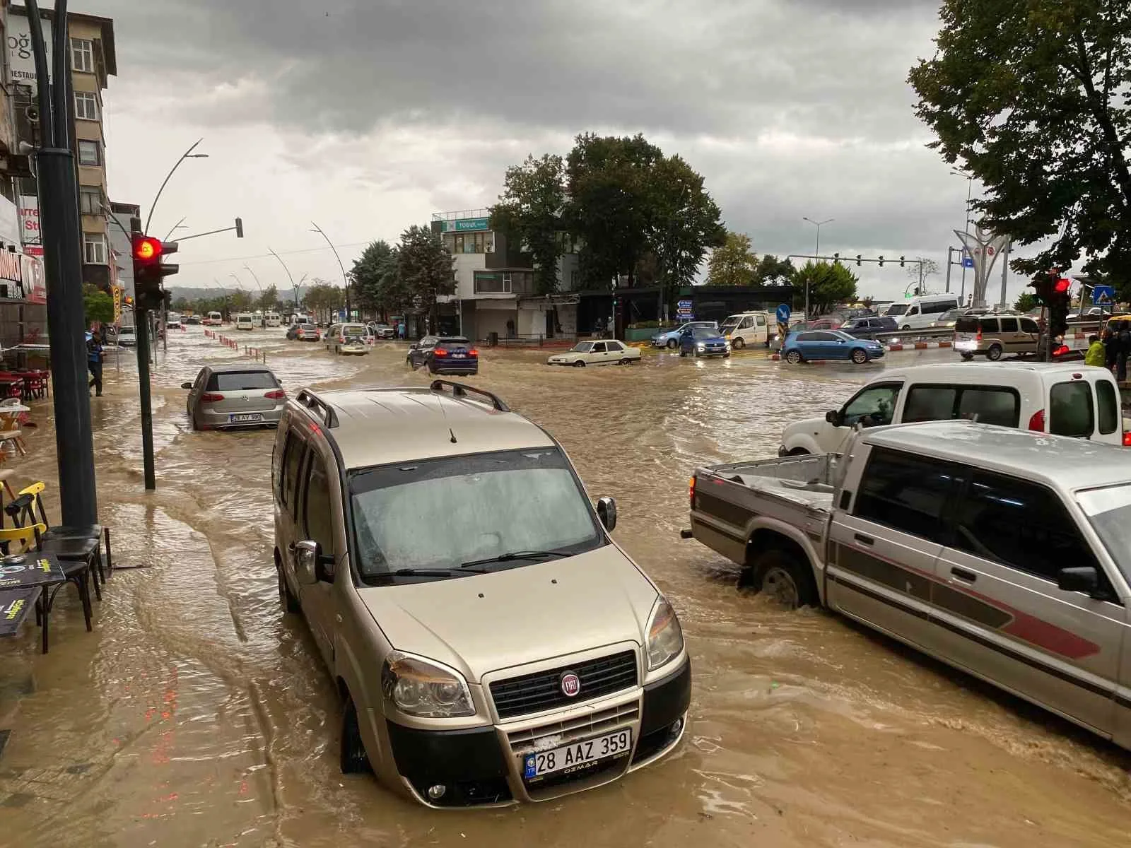 Giresun’da akşam saatlerinde etkili olan sağanak, özellikle Bulancak ilçesinde hayatı