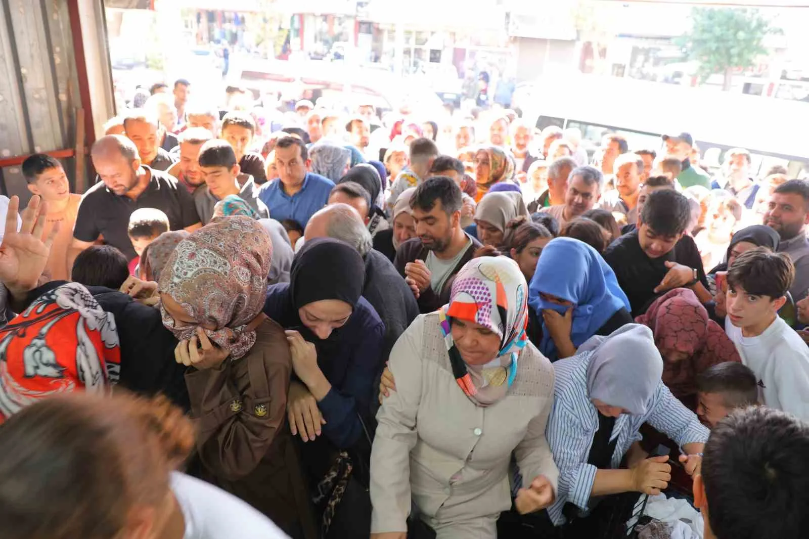 Kahramanmaraş’ta bir giyim mağazasında yapılan indirim kampanyası izdihama neden oldu.