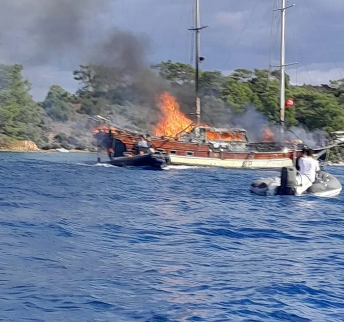 Muğla’nın Fethiye ilçesi Göcek açıklarında gulet tekneden çıkan yangını söndürme
