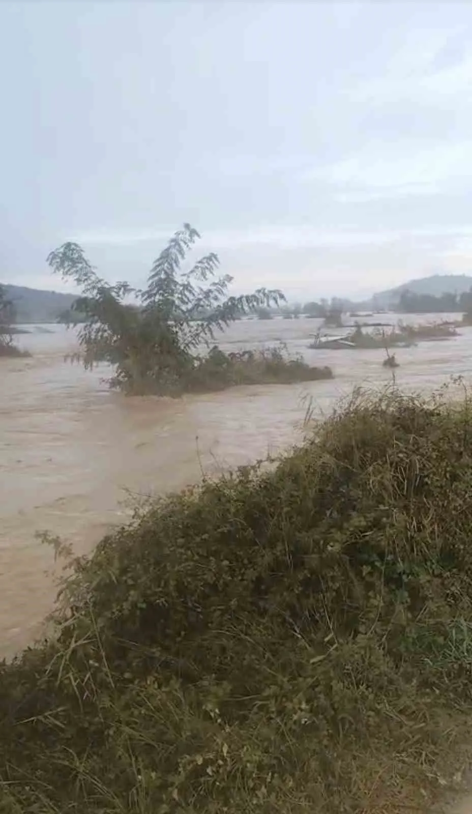 Çanakkale’nin Gökçeada ilçesinde gece etkili olan kuvvetli sağanak yağış, sele