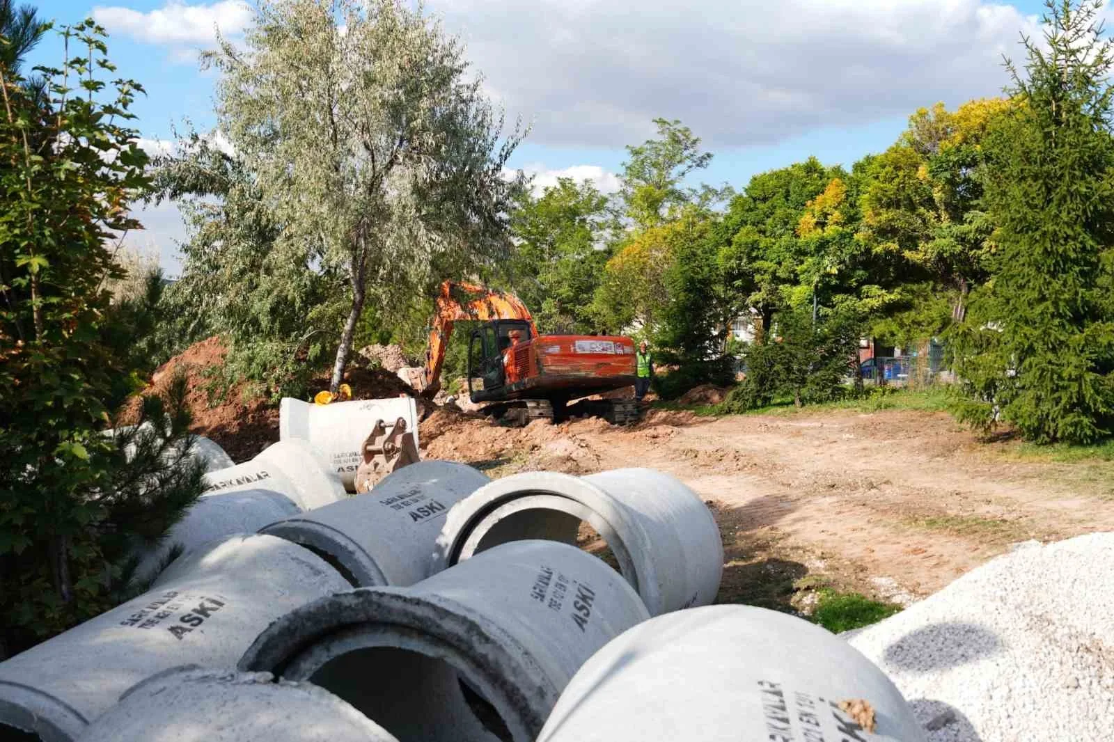 Gölbaşı Belediyesi, yağmur yağdığında göle dönen Alparslan Türkeş Parkı bölgesinde