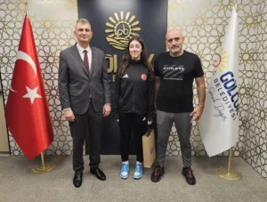 Gölcük Belediyespor’un başarılı taekwondocusu Berra Ceylan, Romanya’nın başkenti Bükreş’te düzenlenecek