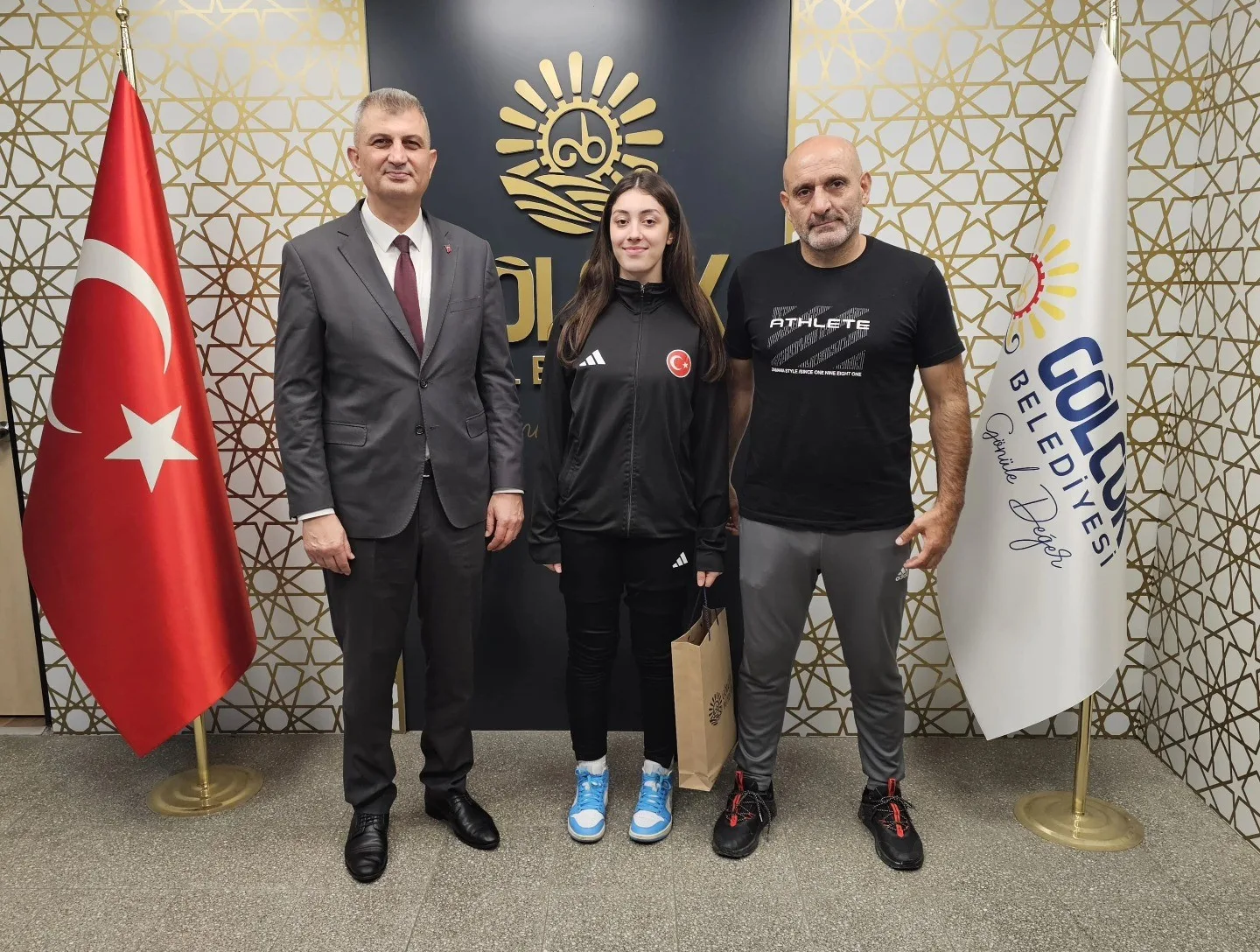 Gölcük Belediyespor’un başarılı taekwondocusu Berra Ceylan, Romanya’nın başkenti Bükreş’te düzenlenecek