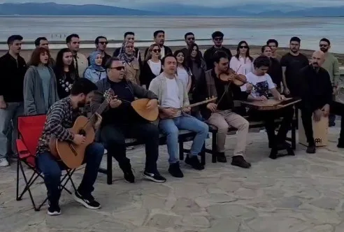 Konya’nın Beyşehir ilçesinde akademisyenler ile öğrencilerden oluşan koro, göldeki ada