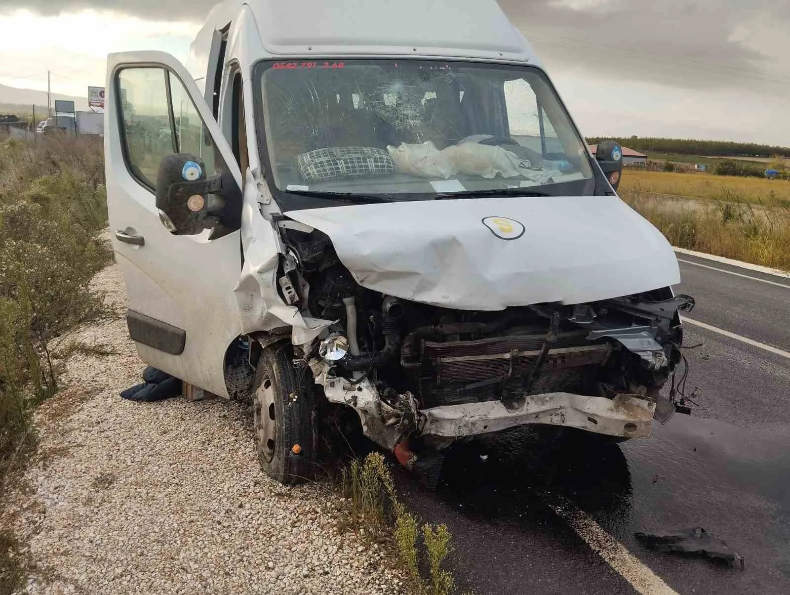 Balıkesir’in Gönen ilçesinde öğrenci servisi ile otomobilin çarpışması sonucu 2