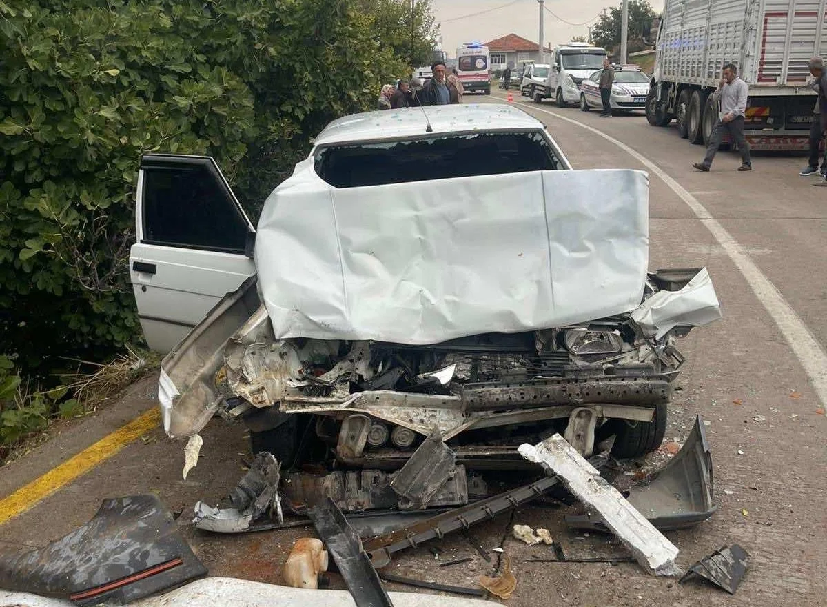 Manisa’nın Gördes ilçesinde iki aracın kafa kafaya çarpışması sonucu meydana