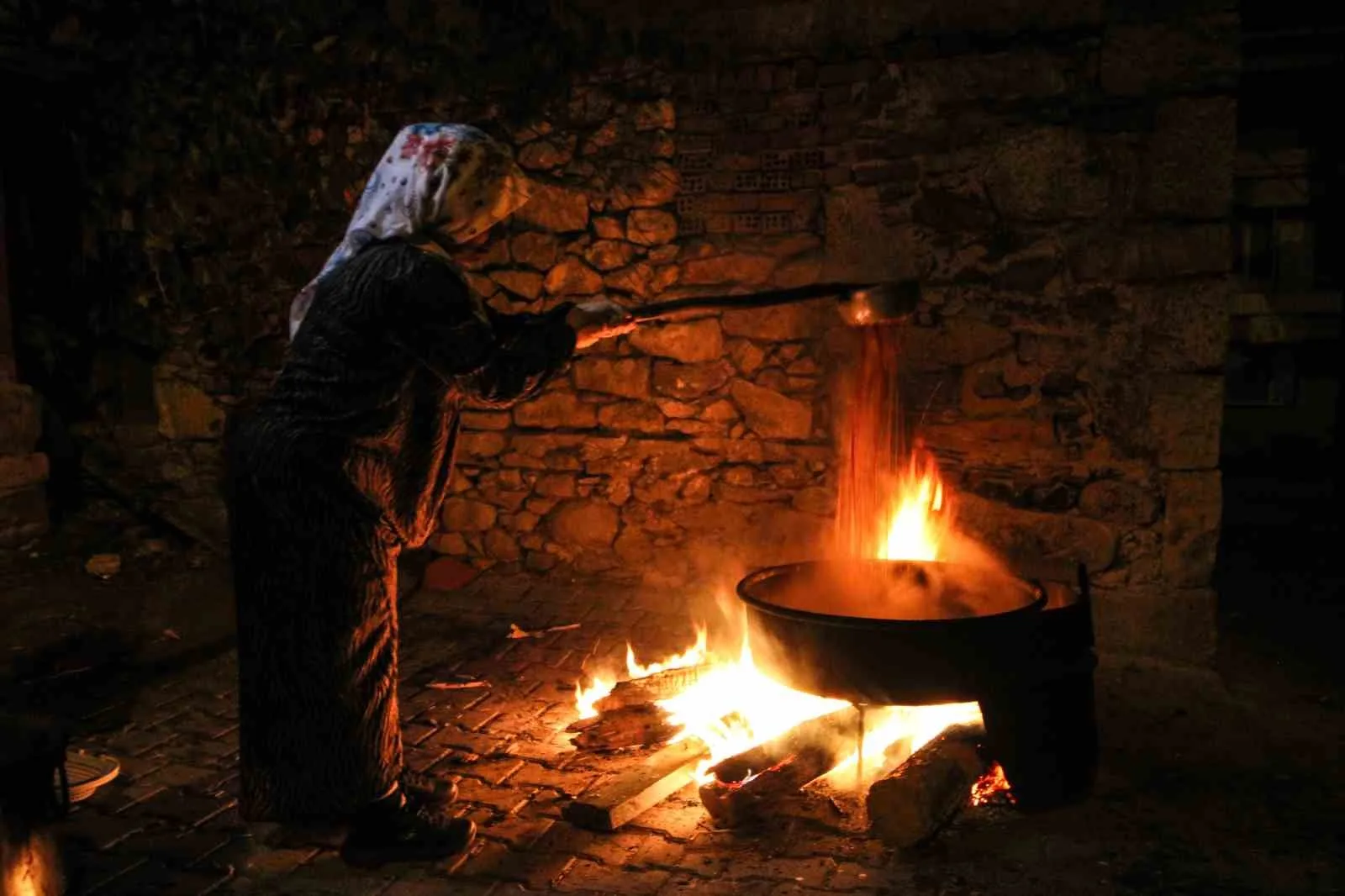 Manisa’nın Gördes ilçesine bağlı Güneşli Mahallesinde, kahvaltılarda sofraları süsleyen pekmez