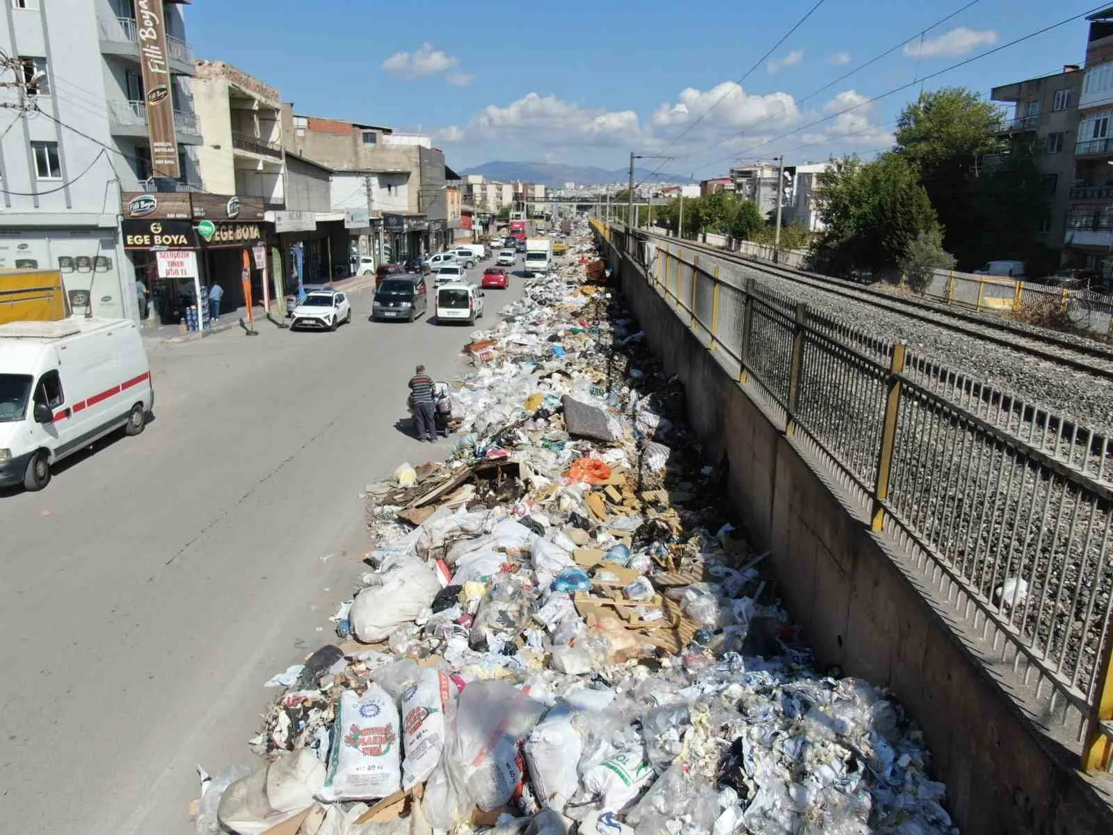 İzmir Buca’da belediye işçilerinin grevi sona erdi ancak çöp yığınları