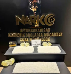 Afyonkarahisar’da gübre taşıyan tırda eğitimli narkotik köpekleri eşliğinde arama yapan