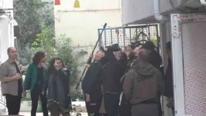 Yalova’nın Çınarcık ilçesinde 5. kattaki evinin penceresinden eğlendiği sırada aşağı
