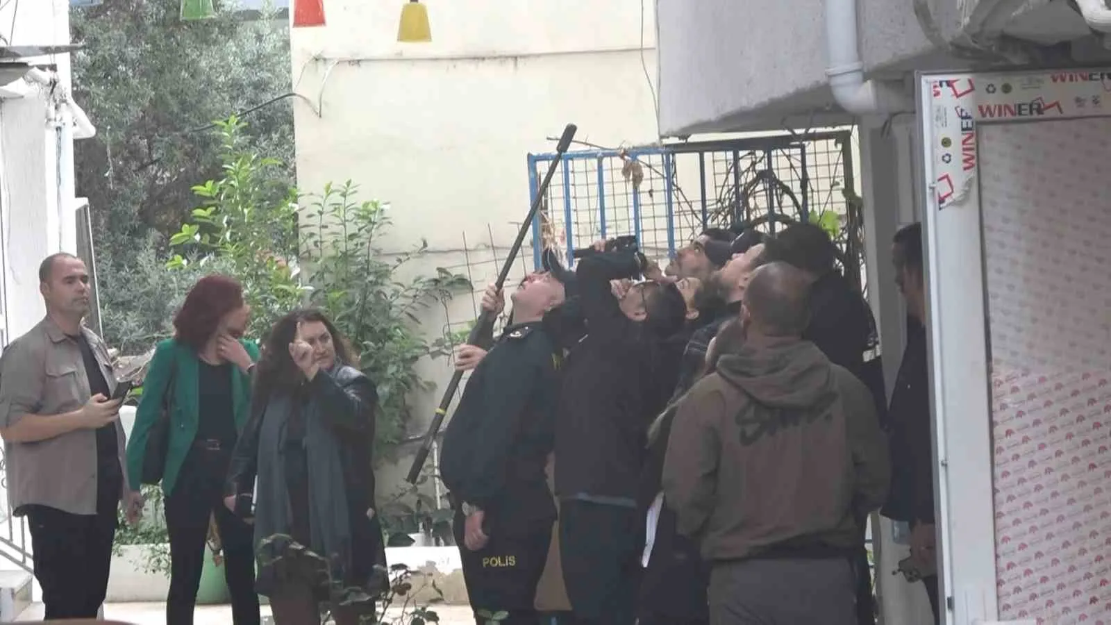 Yalova’nın Çınarcık ilçesinde 5. kattaki evinin penceresinden eğlendiği sırada aşağı