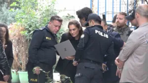 Yalova’nın Çınarcık ilçesinde sanatçı Güllü’nün 5. kattaki evinin penceresinden düşerek