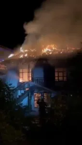 Amasya’nın Gümüşhacıköy ilçesinde çıkan yangında 2 ev zarar gördü. Edinilen