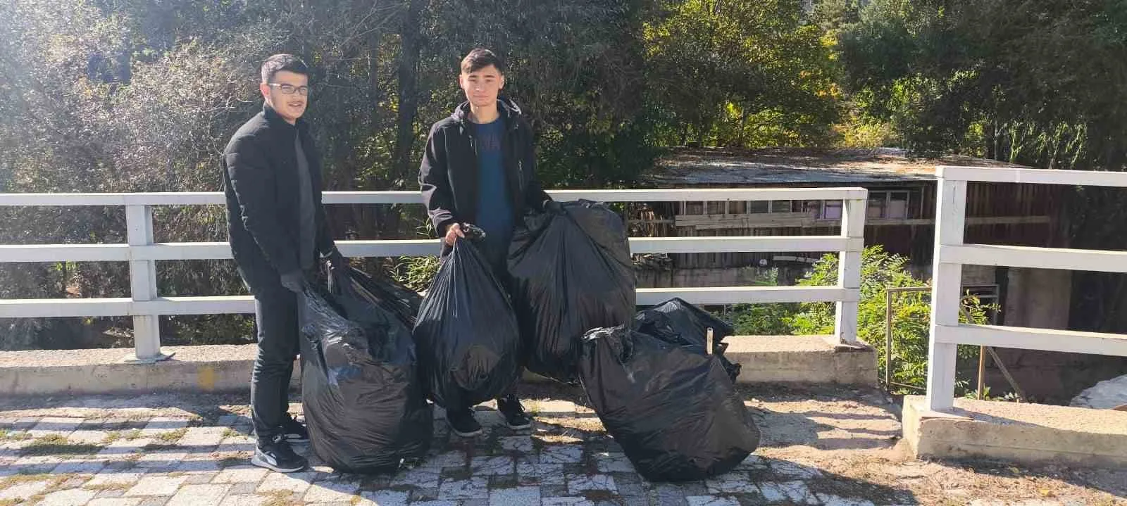 Gümüşhane’de üniversite öğrencileri, Harşit Çayı’nda temizlik çalışması yaparak çevre duyarlılığına